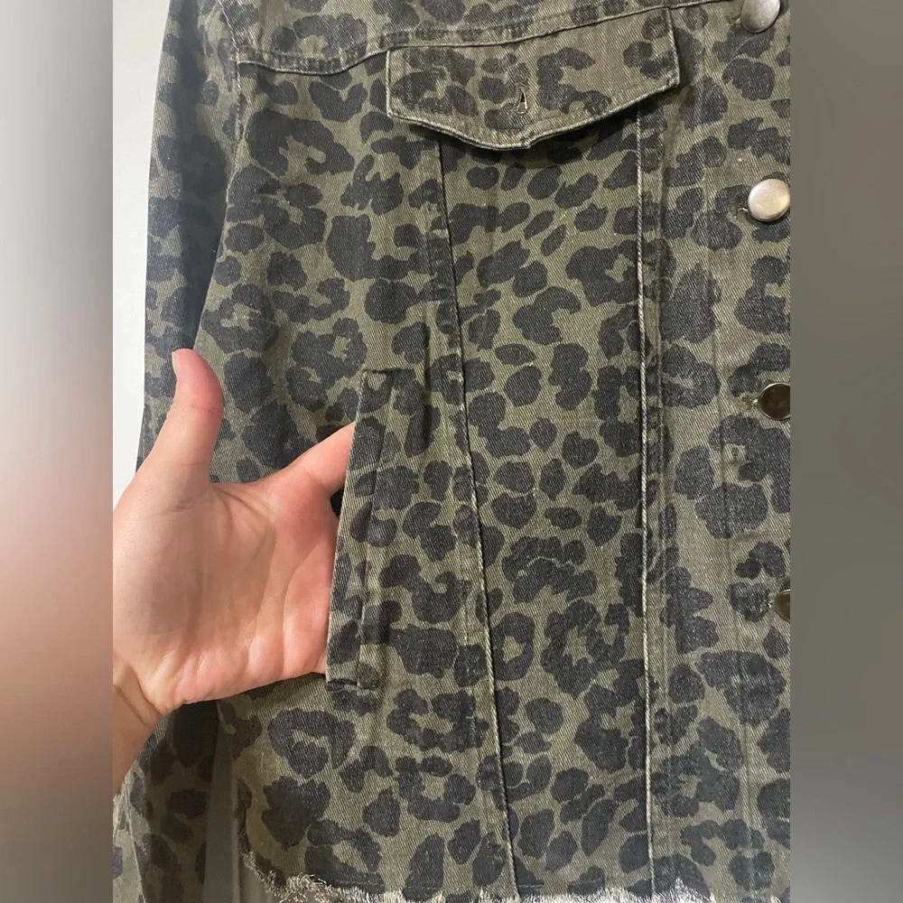 Andree by Unit Green Raw Hem Denim Jacket Green Leopard Print Button Size Large - Picture 4 of 6